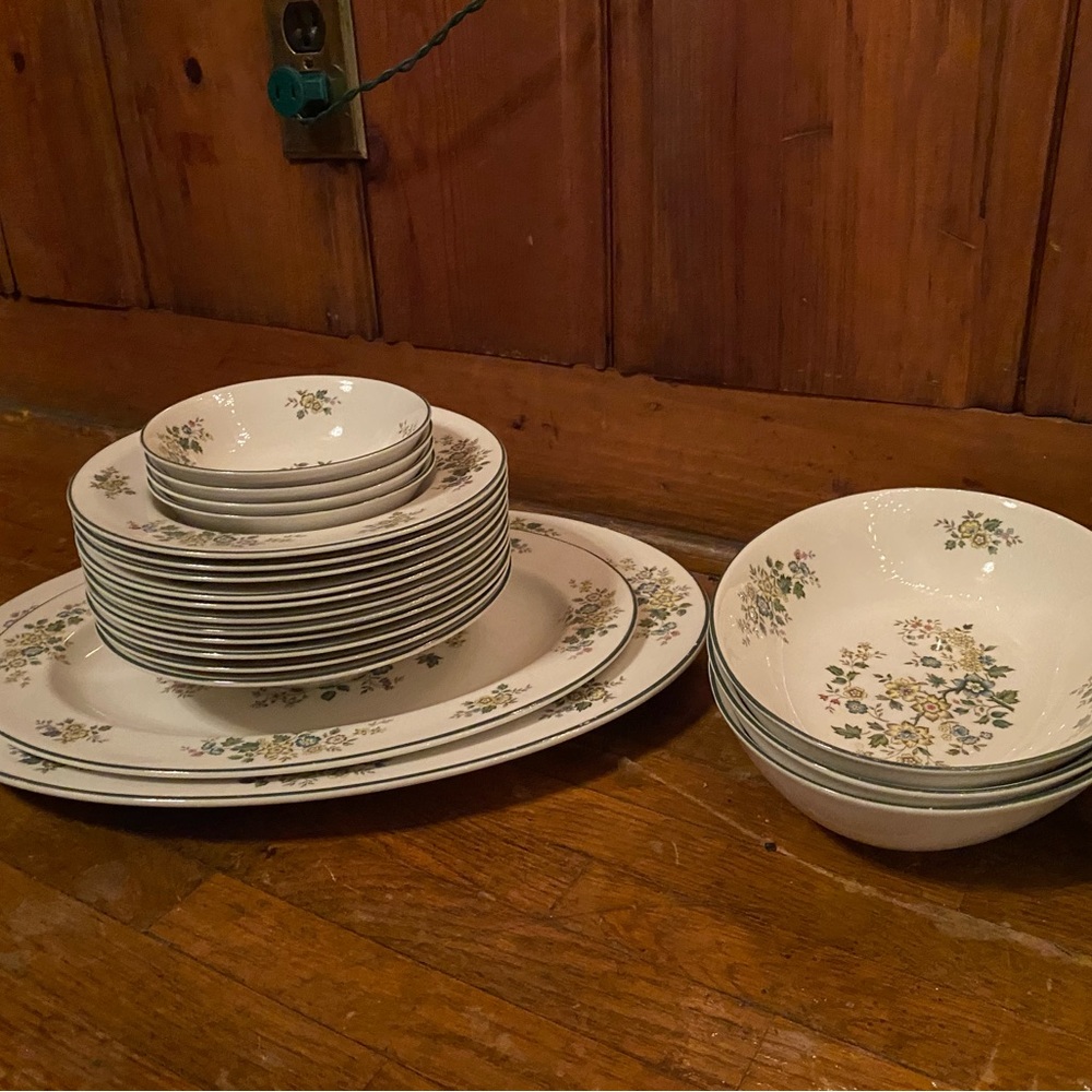 Royal Doulton full China set. Description of what’s included in pictures.